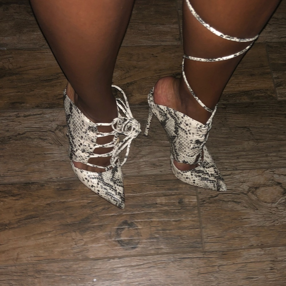 Printed tie up heel